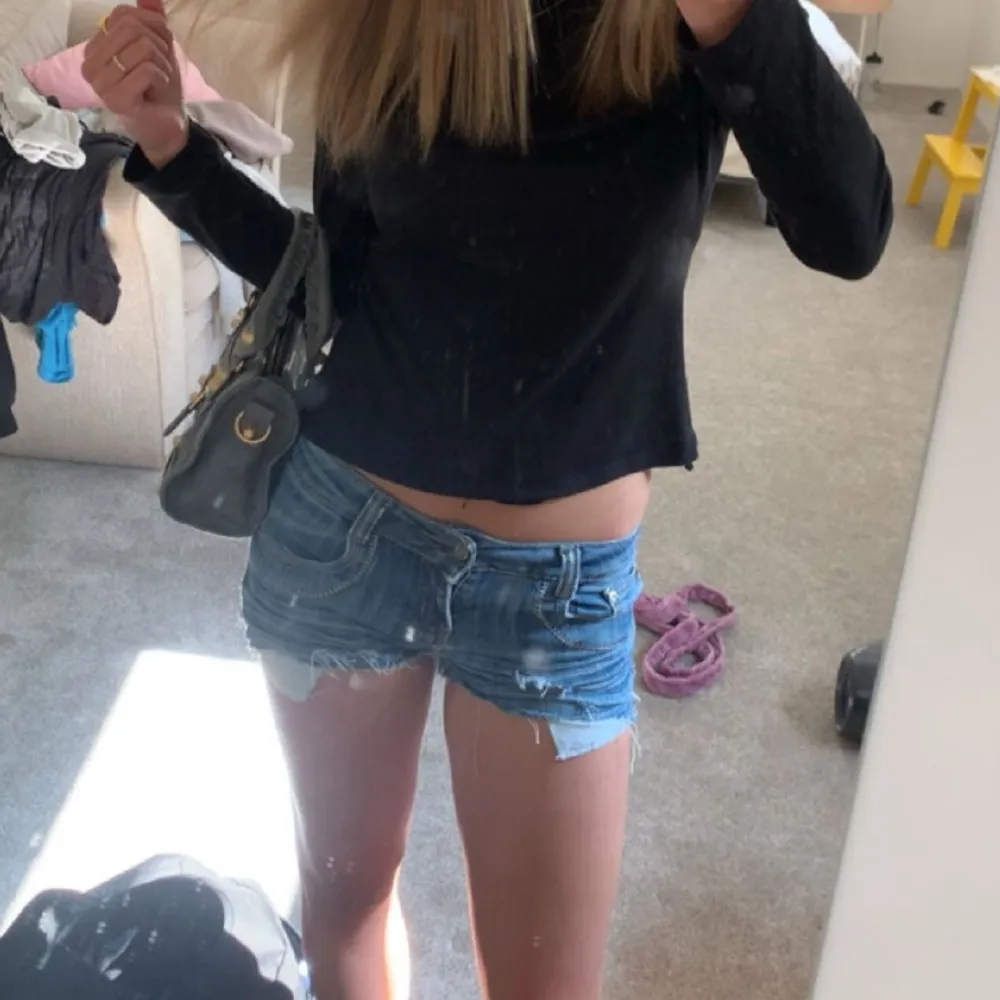 Säljer dessa super fina lågmidjade jeans shorts❤️ skriv gärna för fler bilder❤️. Shorts.