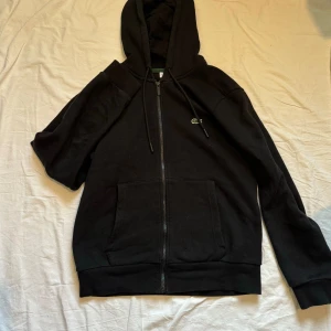 Lacoste zip up - Rensar min garderob. Säljer min lacoste zip up, storlek S och den passar S, inget slitage alls.