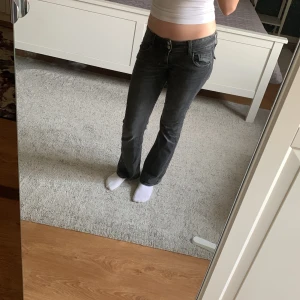Svarta bootcut jeans från Gina Tricot - Säljer ett par snygga svarta bootcut jeans från Gina Tricot. De är lågmidjade och har en klassisk femficksdesign. Perfekta för både vardag och fest!