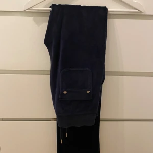 Juicy couture - Säljer mina mörkblåa juicy couture byxor eftersom de är lite för stora😊använt fåtal gånger, så i bra skick! Köpt för 1200kr och säljer för 300kr💗