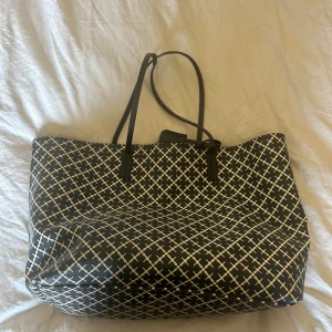 By Malene Birger väska - Abigail väska - Använd väska i bra skick förutom några defekter på axelbanden. Nypris ca 2500kr.