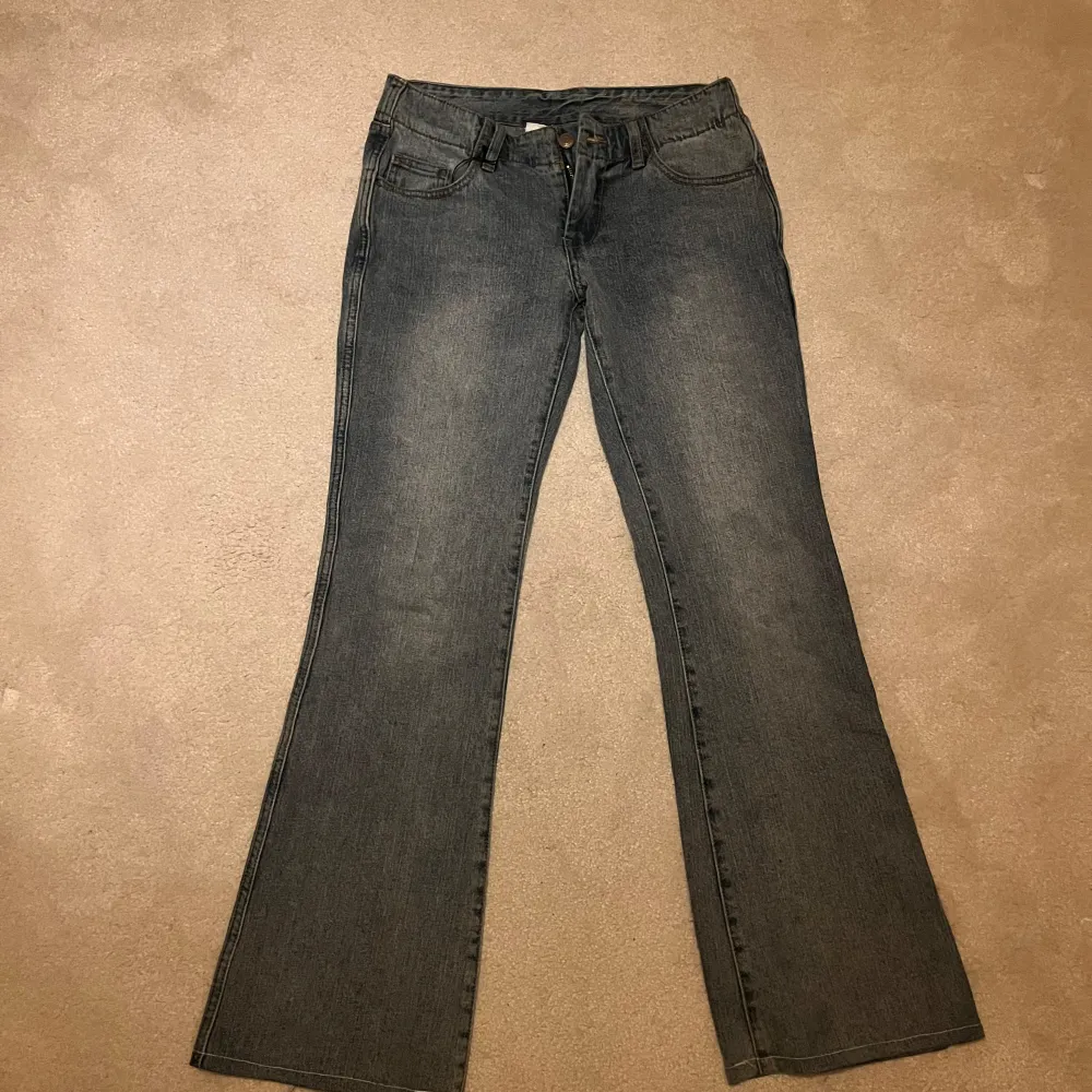 Säljer dessa jeansen från brandy Melville, de passade inte mig och därav e dem aldrig använda! 🩷 Första bilden är inte min men resterande har jag tagit själv! Hör av er om frågor💕. Jeans & Byxor.