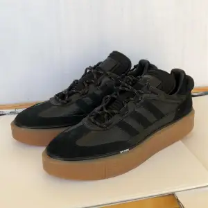 Svarta sneakers från Adidas x Beyonce Ivy Park. Modellen heter Super Sleek 72. Storlek 42,5. Bra skick förutom några skador på sidorna som bilden visar. 