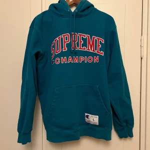 Supreme X Champion hoodie - Hoodie i teal från Supreme, producerad av Champion. Köpt från Supremes hemsida i mars 2017. Krackelerat en del i trycket.
