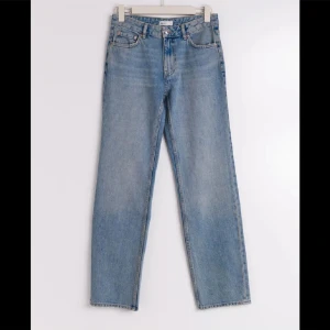 Blå jeansbyxor - Säljer ett par klassiska blå jeansbyxor med en straight passform. De har en traditionell femficksdesign och är perfekta för vardagsbruk. Passar till allt och är ett måste i garderoben!