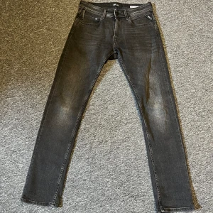 Replay Jeans - Säljer dessa replay dave jeansen i W28 L32 då jag har bytt stil. Väldigt fint skick och inte använda mycket alls som man ser på bilderna. Köpta på Carlings i Kalmar Mvh Fabian