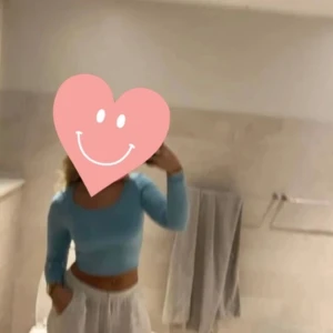 Ljusblå croppad topp - Säljer en superfin ljusblå croppad topp med långa ärmar. Perfekt för både vardag och fest! Den är i ett mjukt och bekvämt material som känns skönt mot huden. Går att ha toppen åt båda hållen. Passar både S och M.