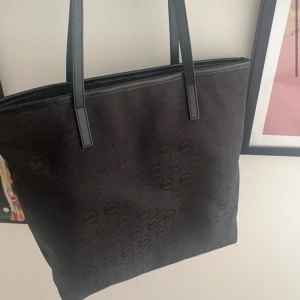 Michael kors shoppingbag - Perfekta väskan till skolstart!💗 i fint skick