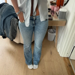 Lee jeans ”Jessica” - Säljer dessa snygga lee jeans i modellen ”Jessica”. Lee märket har tappat 2 sömmar (skicka privat för bild), och har dessutom en liten defekt på insida låret men däremot inget som syns (skicka  privat för bild). <3