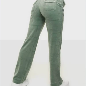 Mörkgröna jucie couture - Super sköna och snygga mjukisbyxor. Jätte bra kvalite. Använt ett fåtal gånger. Säljer för att jag har växt ur dom. Köpte för 1200