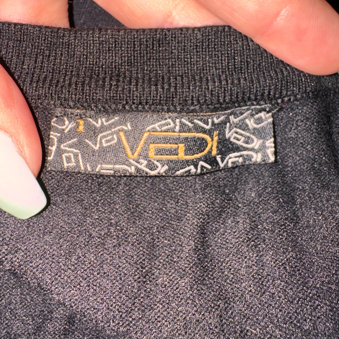 Svart tröja med pärldetaljer - 93