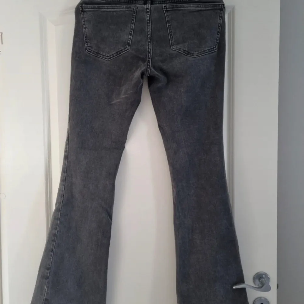 Bootcut, traditionella fickor, knapp och dragkedja. Storlek 36, bedömmer som normal. Midja ca 36-41 cm, stuss ca 44-52 cm (x2 för omkrets). Längd ca 100 cm, beninnerlängd ca 79 cm. Använda i fint skick. Hittar inga defekter, nypris 500 kr.. Jeans & Byxor.