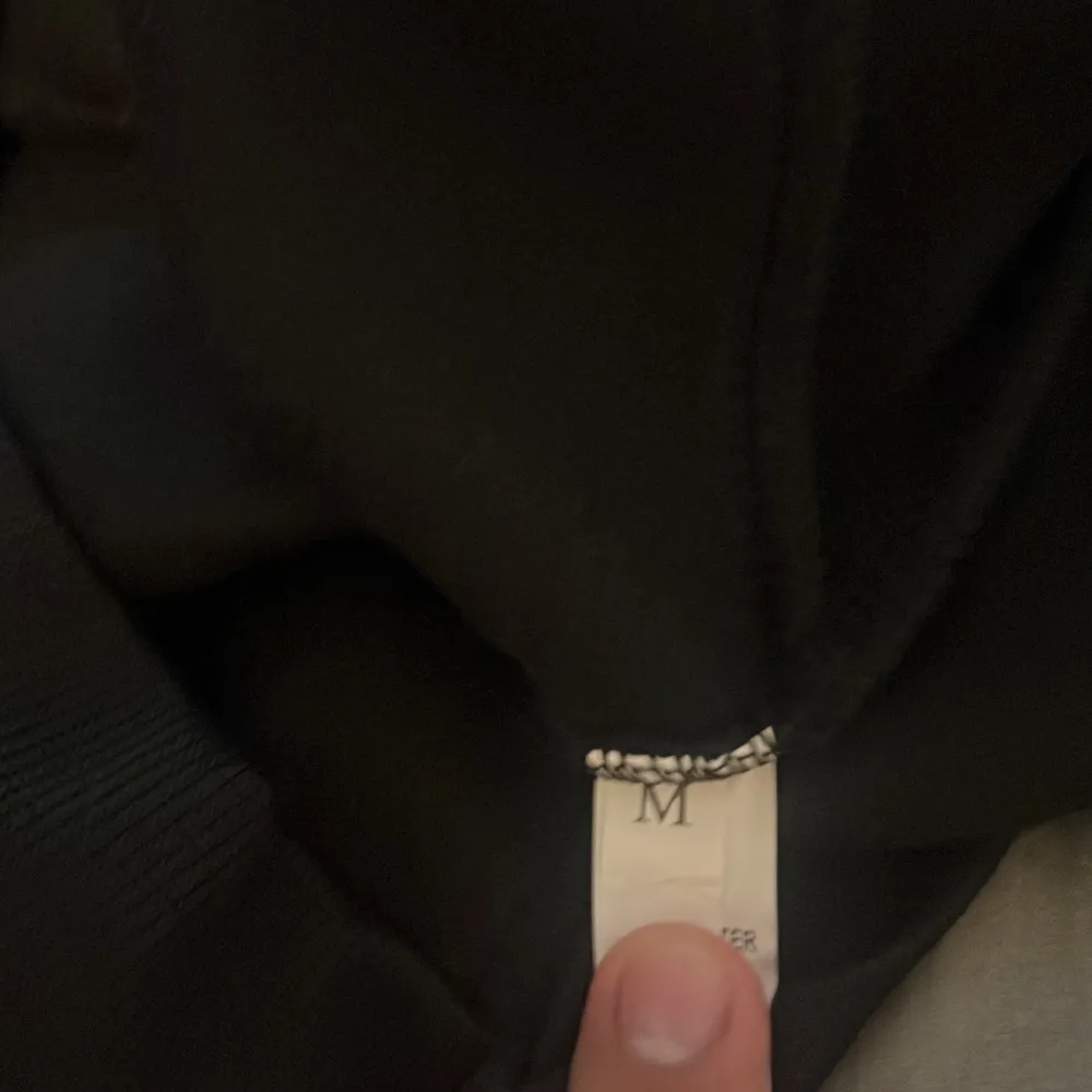 Denna är endast använd vid prövning då den var för liten så jag säljer den för ganska billigt den är storlek M fast kan även passa S. Hoodies.