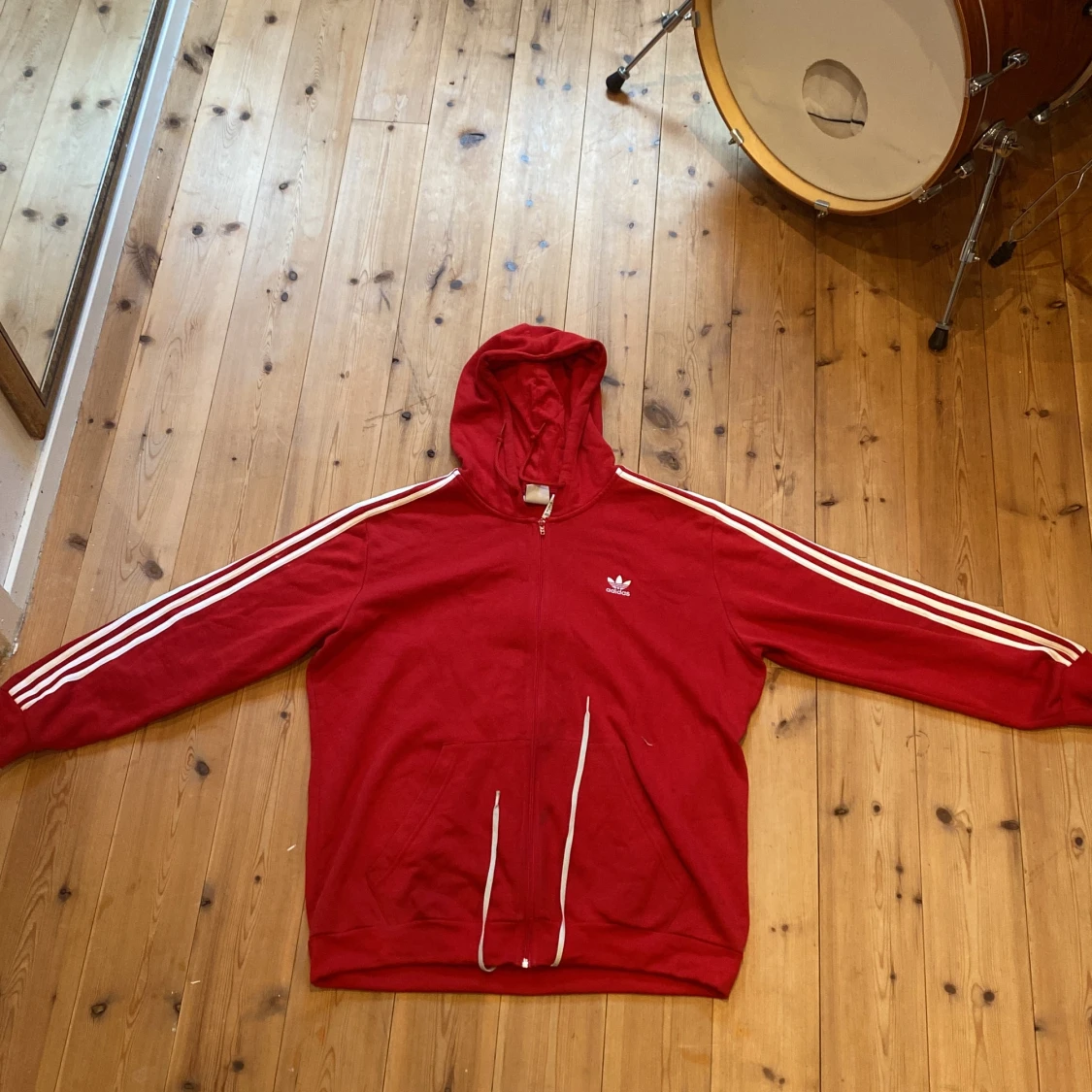 Röd hoodie från Adidas