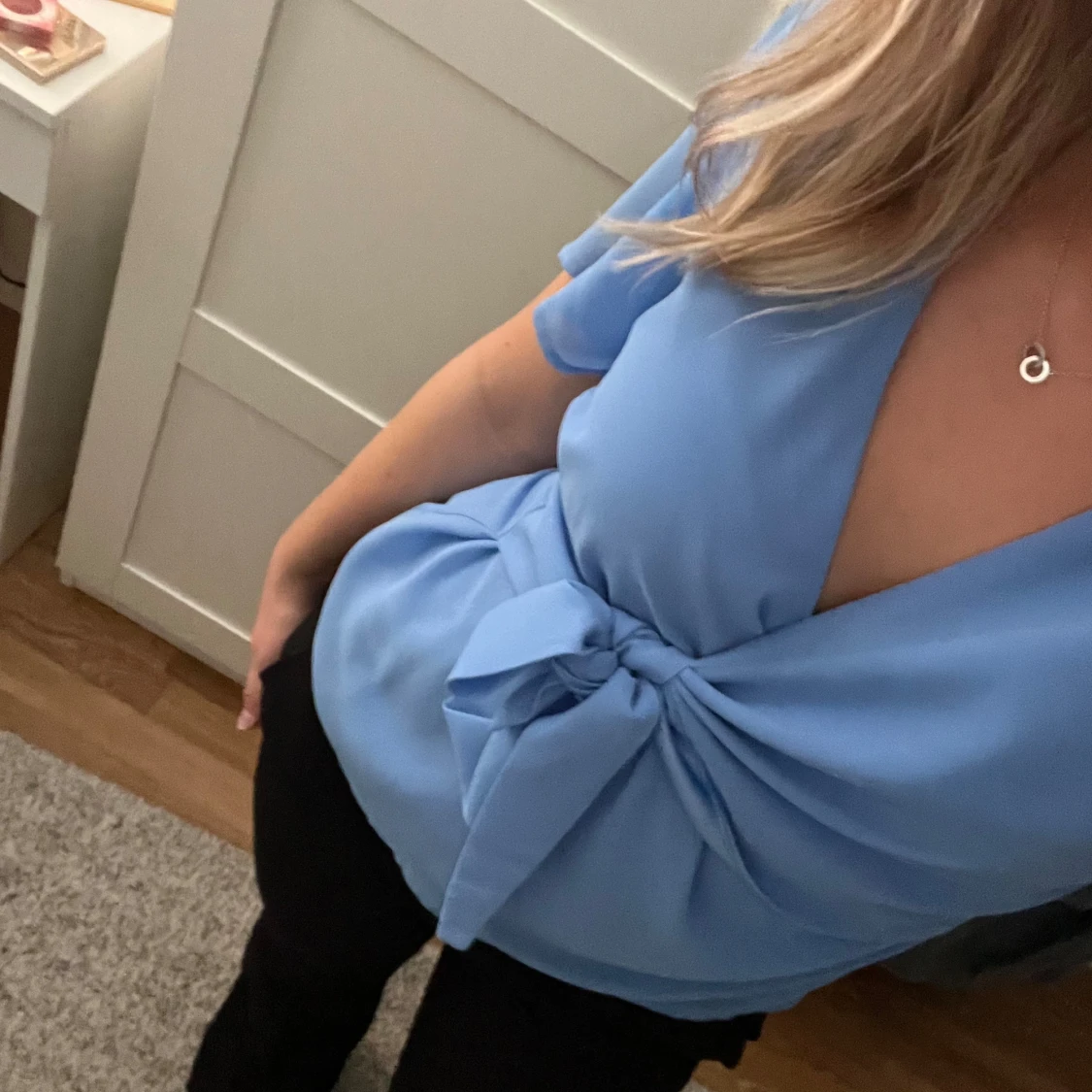 Blå blus med knytning - 90