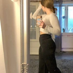 Grå långärmad tröja - Säljer en enkel och stilren grå långärmad tröja. Perfekt för vardagsbruk och kan matchas med nästan vad som helst. Tröjan är i ett mjukt och bekvämt material, men har två små hål vid båda sidorna av halsringningen som syns på bilderna. Passar bra till både jeans och kjol för en avslappnad look. Passar både XXS/XS/S. Jag är egentligen en storlek S och vill man ha en tajtare passform funkar denna bra.