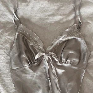 Slip-on klänning Victoria Secret - Supersöt slip on klänning från Victoria’s secret! I sååå fin gråglittrig färg 💕 Den har några fläckar/ skavanker men det inget man tänker på! Den har dessutom resårband i ryggen, tror den även passar storlek S 💌