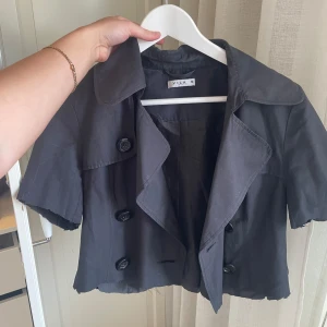 Bolero jacka  - Söt bolero jacka, klippt armarna lite kortare då jag föredrog det men går alltid att sy in eller fixa till så att de blir rakare. Köpt vintage från Vila. Passar perfekt på alla outfits under sommarkvällar och hösten! 