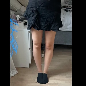 Svart kjol - Säljer den här kjolen med insydda shorts eftersom jag aldrig använder den.💗