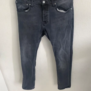 Nudie Jeans - Jätte snygga Grim Tim W32 L30 Nudie Jeans. Bra skick har haft på mig de 2-3 gånger. 