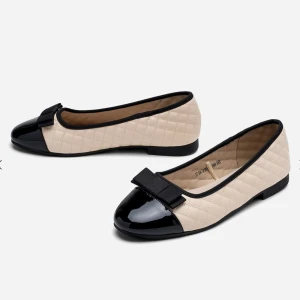 oanvända ballerinaskor - quiltade krämvita ballerinaskor med svart tå och rosetter🩰🎀 aldrig använda! innersulan är 23,5cm lång