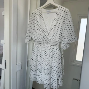 Prickig klänning från Newyorker - Prickig klänning från Newyorker i storlek M💞