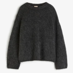 Mohair tröja  - Grå stickad mohair tröja från H&M, endast använd fåtal gånger. Helt slutsåld på hemsidan🤩
