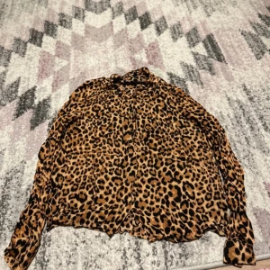 Skjorta/blus - En blus/skjorta från H&M, väldigt skön, storlek XS