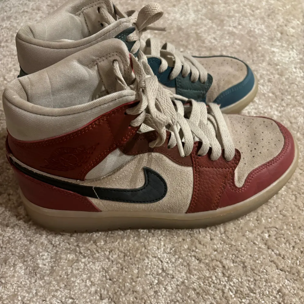 Säljer dessa snygga Jordan 1or, det har lite defekter, köpta från sneakersnstuff storlek: 36,5 ÄKTA ❗️. Skor.