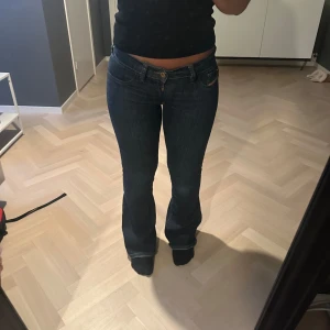 Low waist diesel jeans  - Säljer mina favvo jeans då dom börjat bli lite små i midjan, har slitage längst ner då dom är lite långa!!🩵🩵🙏🏽
