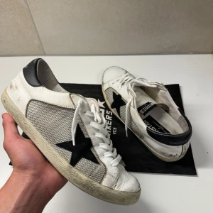 Golden Goose - Nu har vi dessa riktigt feta Golden Goose Superstars till salu!🔥 Skick: 7/10👍 Storlek: 43  Nypris: 5899👎Vårt pris: 1449 🙌 Tveka inte på att höra av er! 