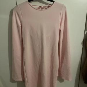 Klänning - Jättefin rosa klänning med djup rygg från lager 157, aldrig använd då jag aldrig haft tillfälle. Toppen skick💞
