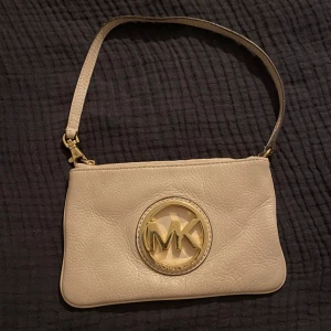 Väska  - Michael Kors väska i en mini modell❤️ rymmer en mobil och plånbok perfekt🤗 fint skick utom någon liten enstaka repa på loggan vilket inte är något man tänker på❤️