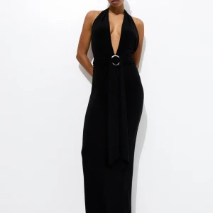 Svart långklänning  - Skitsnygg klänning i stl S märket är pull&bear och den är köpt på zalando. Den är helt ny med lapp på och slutsåld på hemsidan💕💕