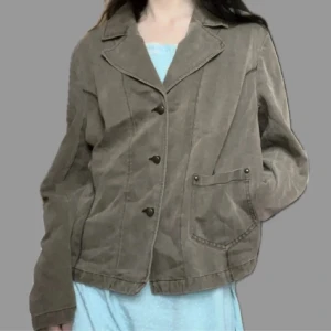 Tunn y2k jacka - Väldigt snygg tunn jacka inköpt i en dyr affär i Danmark😭Den faller jättesnyggt och passar till allting. Massa coola små detaljer, stitches, fickor och en så speciell grön/brun/grå aktig färg. Xs-M beroende på hur man vill den ska sitta. 