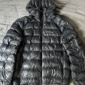 Peak Performance Jacka - Jacka från Peak Performance, för kyligare dagar. Fickorna är smått tröga, annars ingen annan defekt som jag kan hitta på jackan. Kunde inte hitta exakta nypriset men verkar ligga runt 3000kr
