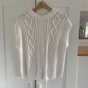 Vit väst - Vit fin väst med öppen rygg. 