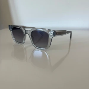 Chimi 04 Grey Solglasögon  - Säljer CHMI 04 grey solglasögon. De är i 10/10 skick och allt som kom med när jag köpte dem finns kvar.