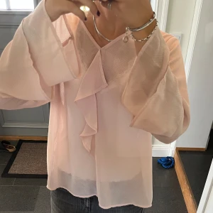 Rosa volangblus  - Rosa volangblus från STOCKH LM. Kan inte hitta storlek men skulle säga M. Fint skick. Använd gärna köp nu!