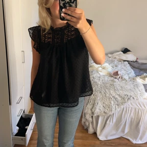 Spets tröja - Säljer en jätte fin tröja med jätte fina spets detaljer. Skriv för frågor eller andra funderingar. Vet tyvärr inte vart den är köpt