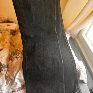 Svarta jeans - Säljer ett par svarta jeans i bra skick. De är högmidjade och har en straight passform. Perfekta för både vardag och fest!