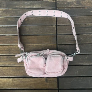 Liten rosa väska - Följer med ett alternativt axelband 