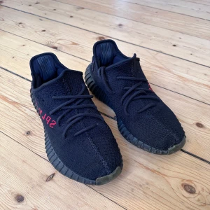 Adidas Yeezys svarta 44,5 - Använda men har mycket kvar att ge. Storlek 44,5. Äkta   Har ej kvitto eller box kvar