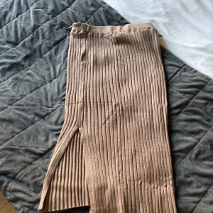 Lång kjol 💕 - Stor i storleken passar även s 💕. Säljer då den inte är i min stil 