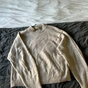 Stickad tröja 🩷 - Säljer då jag köpte en ungefär likadan 💕 passar även dom som har  s 