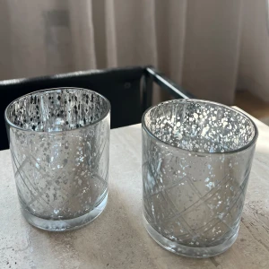 Ljuslyktor - Två mindre ljuslyktor som inte längre kommer till användning. Ger ett väldigt fint sken när man tänder ljus 🌟 Passar bra till våren 🥰🍃