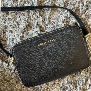 Handväska - Jättefin väska från Michael kors! Köpt för 2500kr tror jag. Används varje dag och fyller det mesta 💗fyra fack och för kort. Små fläckar som ja inte får bort.  Använts väldigt få gånger!!