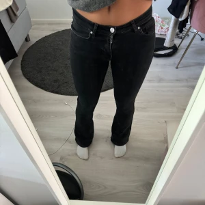 Bikbok jeans  - Svarta Lågmidjade bootcut jeans ifrån bikbok, lite uttvättad lock. Storlek waist xs length 31. Passar mig som är 162cm. Stretchiga i materialet. Fint skick!! Skriv för fler bilder.