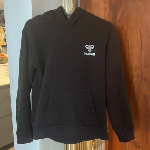 Hummel hoodie  - Storlek 152 Ålder 12 Väldigt lite använt  Bra skick 
