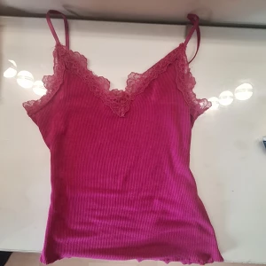 Fin topp  - Storlek xxs men passar både xs och s, lila-rosa i färgen 💘